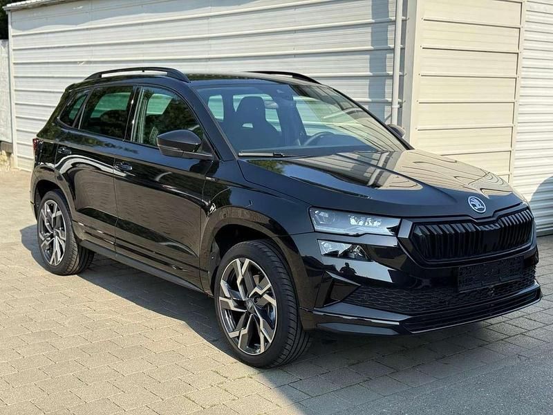 Magic black Neu 2025 Skoda Karoq SportLine SUV | 39.190 € (Guter Preis) - Bild 1/4