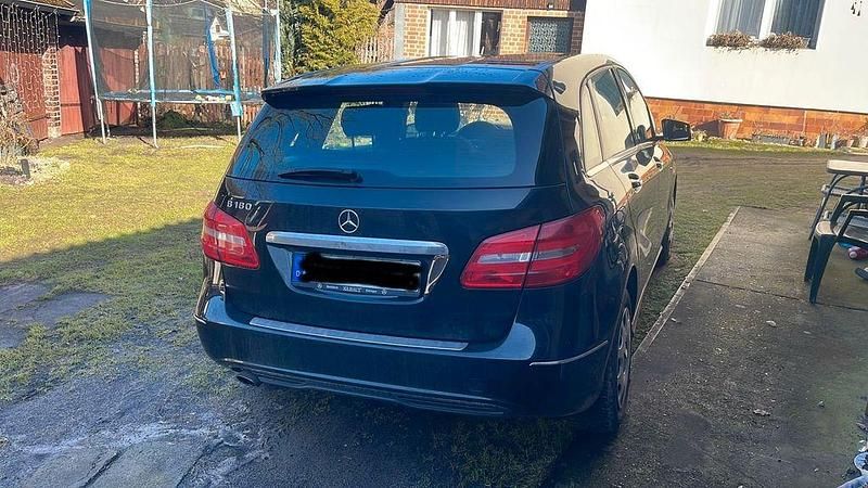 Gebraucht Mercedes B180 122 PS (89 kW) 2012 Schwarz Van / Kleinbus
