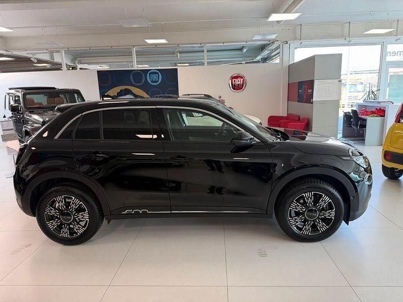 Neu Fiat 600 La Prima 110 PS (80 kW) 2026 Schwarz SUV