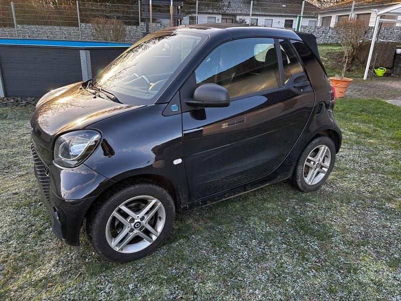 Schwarz Gebraucht 2020 Smart ForTwo Electric Drive Cabrio | 8.490 € (Fairer Preis) - Bild 1/4