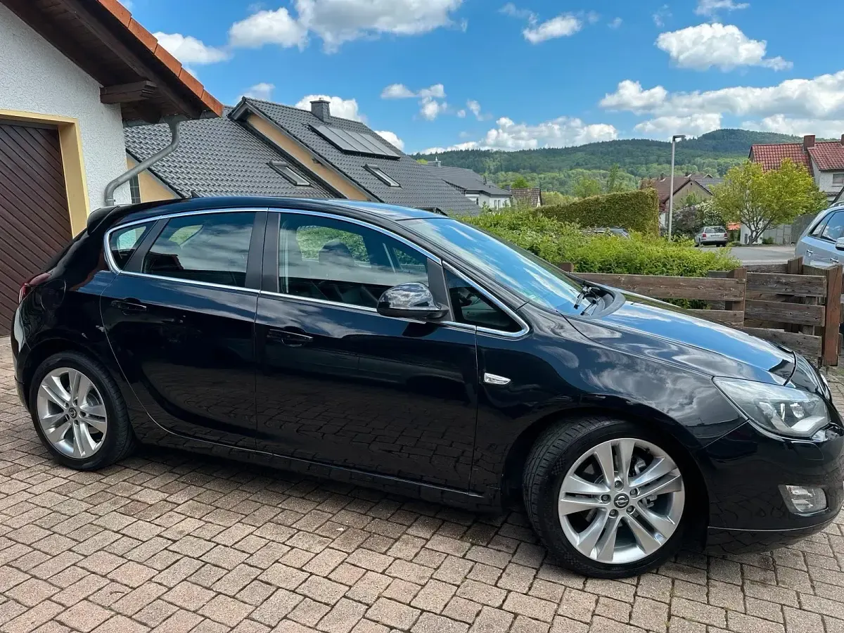 Używany Opel Astra Cosmo 2011 Czarny Sedan/Limuzyna