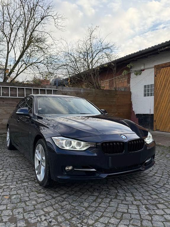 Gebraucht BMW 330 Sport Line 258 PS (189 kW) 2013 Blau Limousine