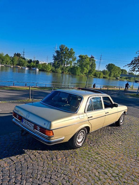 Gebraucht Mercedes E280 185 PS (136 kW) 1981 Grün Limousine