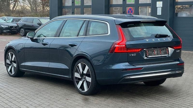 Gebraucht Volvo V60 253 PS (186 kW) 2024 Blau Kombi