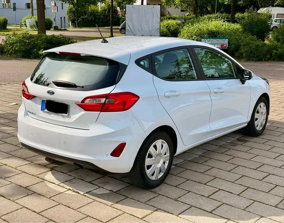 Gebraucht Ford Fiesta 101 PS (74 kW) 2017 Weiß Kleinwagen