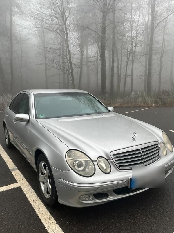 Silber Gebraucht 2002 Mercedes E220 Limousine | 2.500 € (Fairer Preis) - Bild 1/4