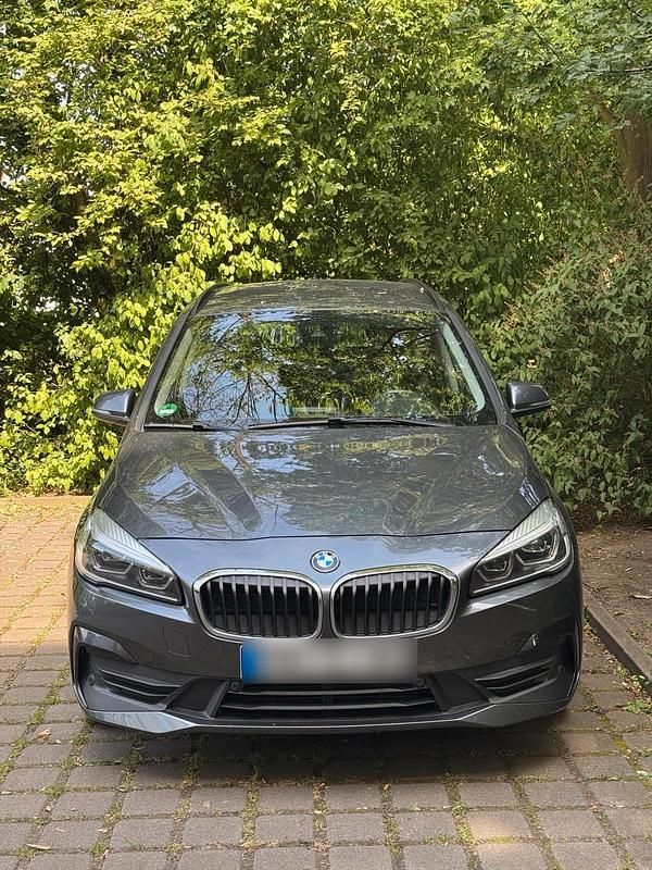 Grau Gebraucht 2021 BMW 216 Kombi | 14.999 € (Fairer Preis) - Bild 1/4