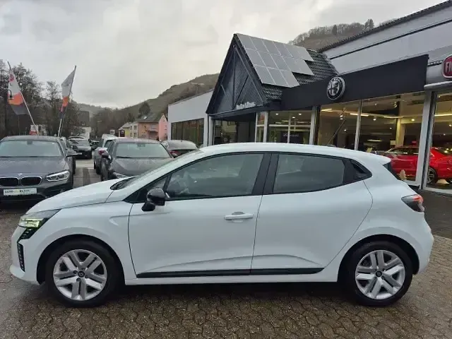Używany Renault Clio V Evolution 91 KM (66 kW) 2025 Biały Sedan/Limuzyna