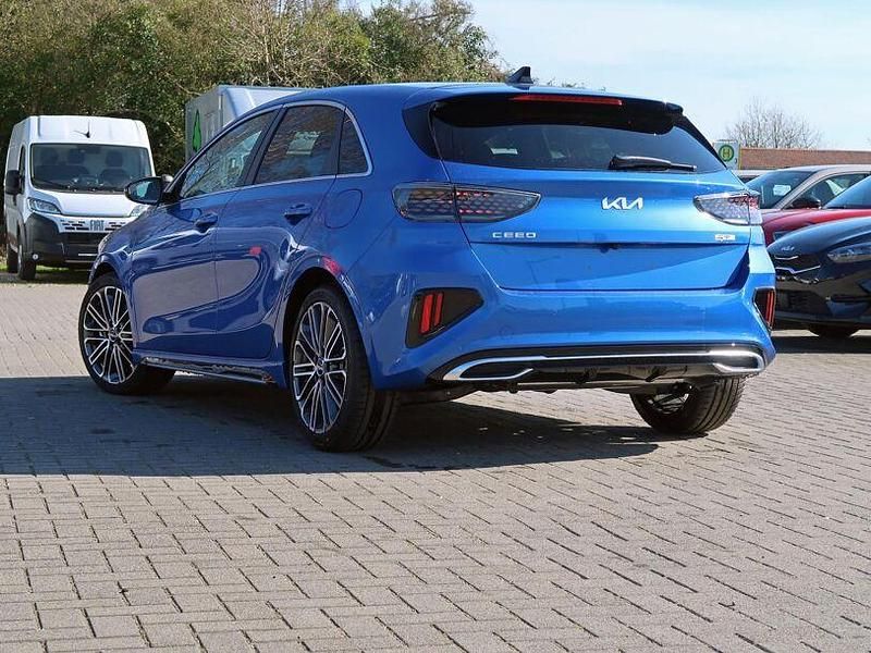 Neu Kia Ceed GT-Line 140 PS (102 kW) 2025 (b3l) blue flame m Kleinwagen