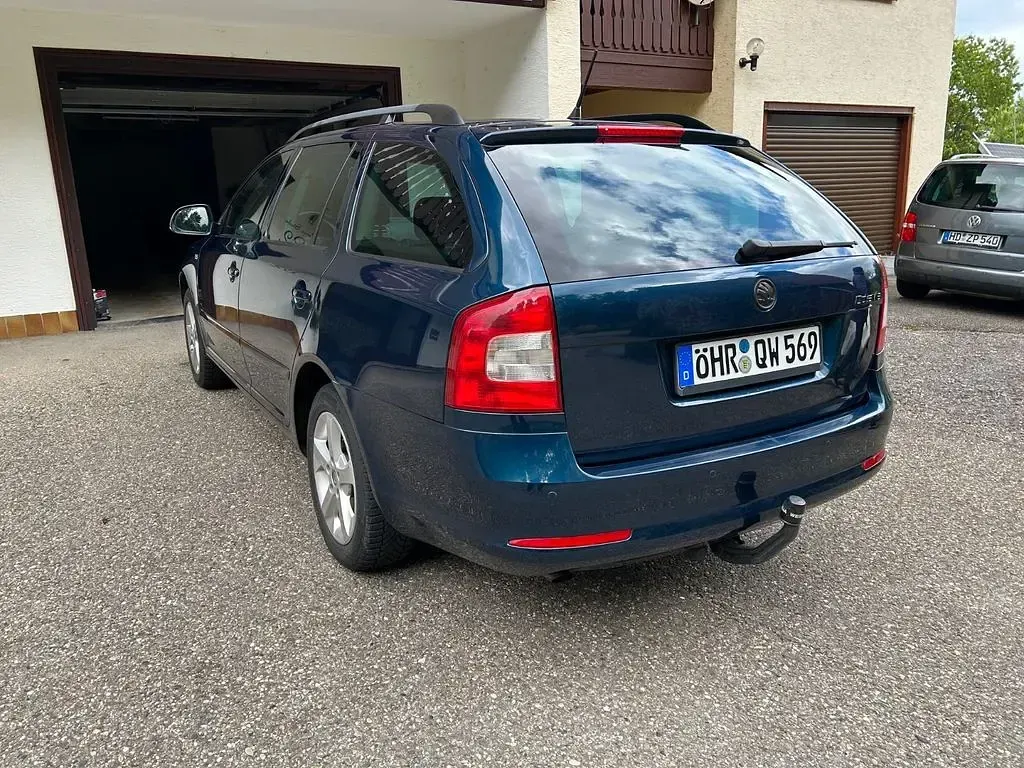 Gebraucht Skoda Octavia Family 105 PS (77 kW) 2011 Blau Kombi