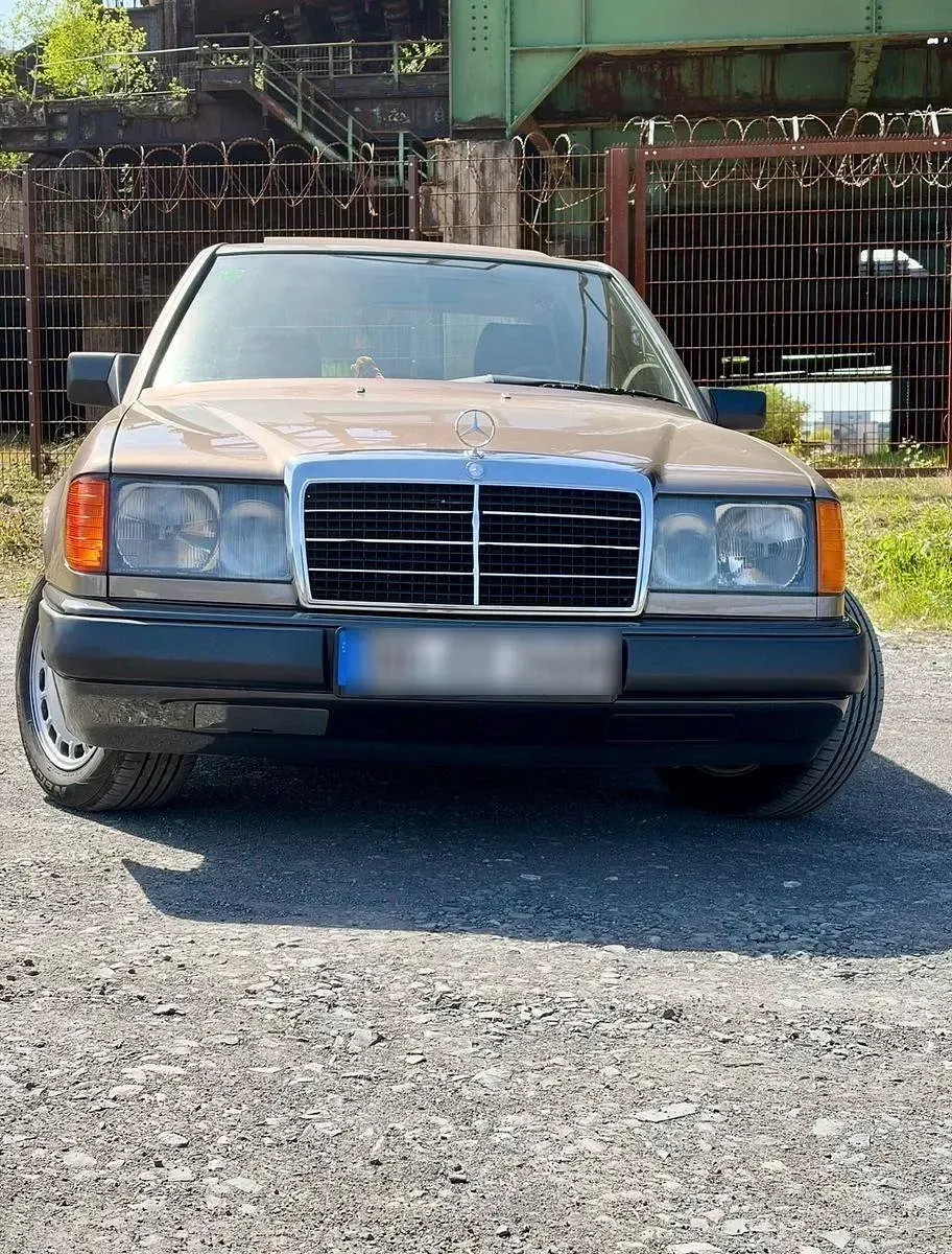 Gebraucht Mercedes E260 166 PS (122 kW) 1988 Andere farben Limousine