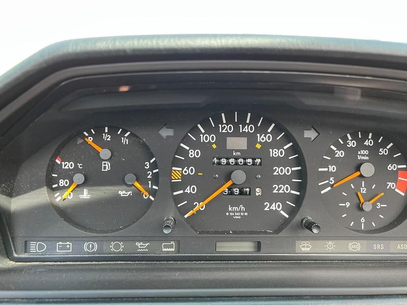 Gebraucht Mercedes E220 Edition 150 PS (110 kW) 1997 Schwarz Cabrio