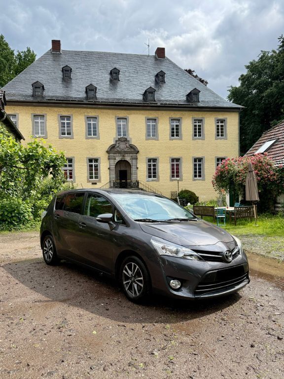 Grau Gebraucht 2013 Toyota Verso Life Van / Kleinbus | 14.999 € - Bild 1/4