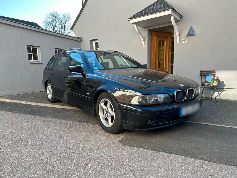 Schwarz Gebraucht 2002 BMW 520 Kombi | 3.200 € (Fairer Preis) - Bild 1/4
