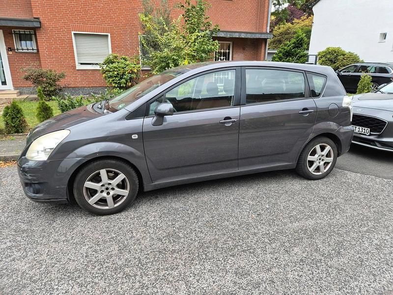 Grau Gebraucht 2007 Toyota Corolla Verso Van / Kleinbus | 3.300 € - Bild 1/4