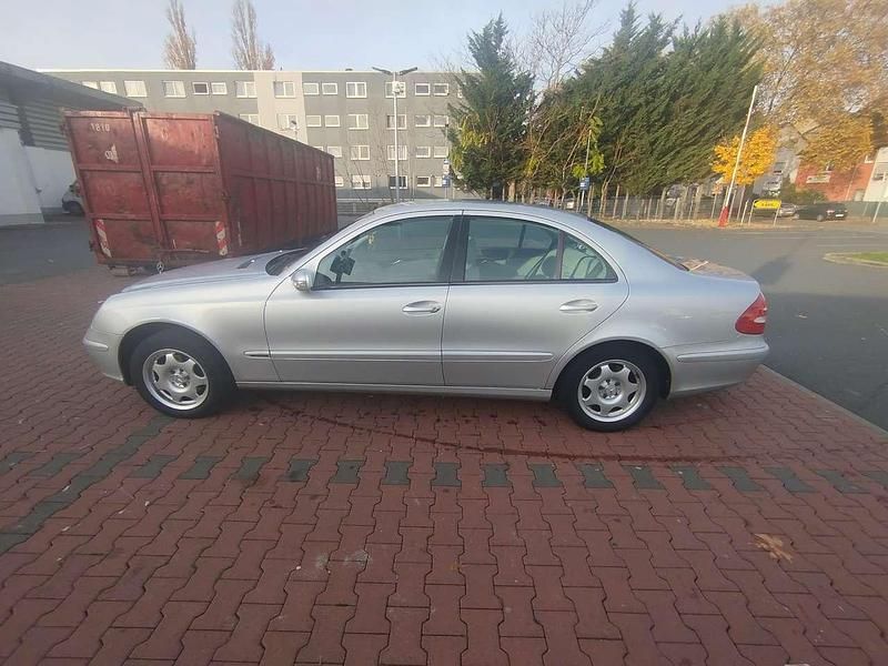 Second-hand Mercedes 220 197 CP (144 kW) 2004