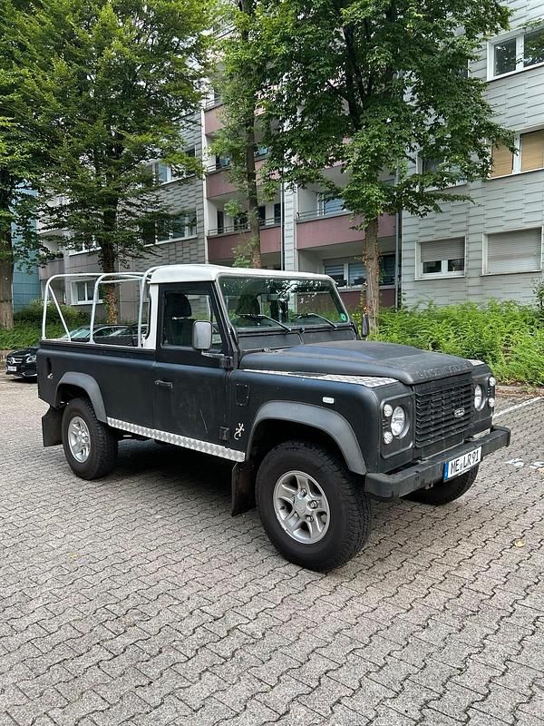 Grün Gebraucht 2011 Land Rover Defender SUV | 24.499 € - Bild 1/4