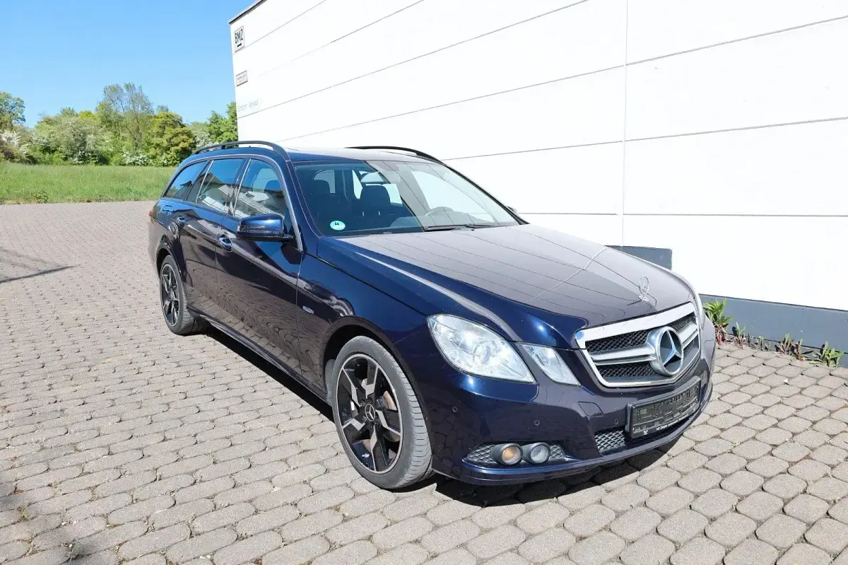 Usado Mercedes E220 170 CV (125 kW) 2010 Azul Familiar