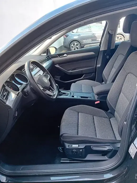 Gebraucht VW Passat Business 150 PS (110 kW) 2023 Mangangrau metallic Kombi