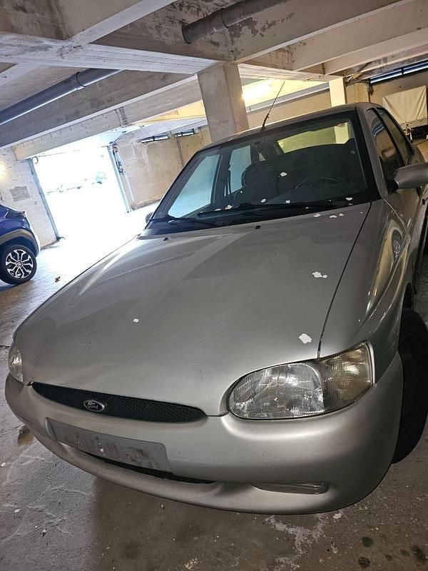 Grau Gebraucht 1999 Ford Escort Limousine | 1.000 € (Fairer Preis) - Bild 1/4