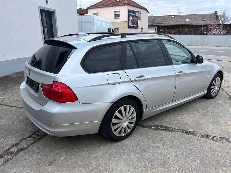 Gebraucht BMW 318 143 PS (105 kW) 2009 Silber Limousine