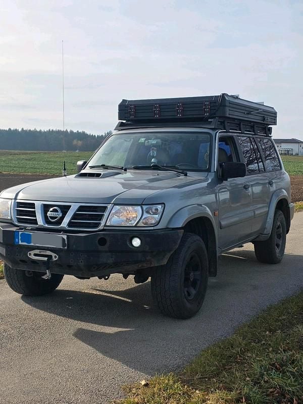 Grau Gebraucht 2003 Nissan Patrol SUV | 25.000 € - Bild 1/4
