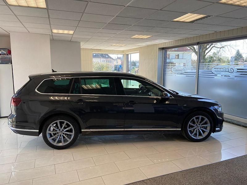 Grau Gebraucht 2024 VW Passat R-line Kombi | 32.900 € (Teuer) - Bild 1/4