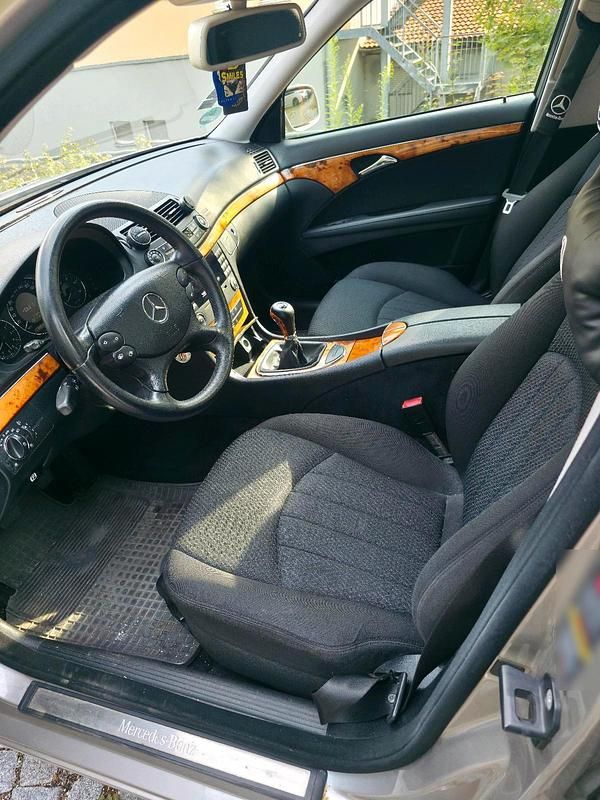 Gebraucht Mercedes E220 Elegance 170 PS (125 kW) 2007 Grau Limousine