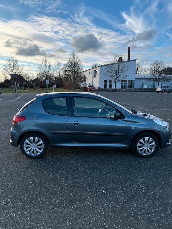 Gebraucht Peugeot 206+ 75 PS (55 kW) 2009 Grau Kleinwagen