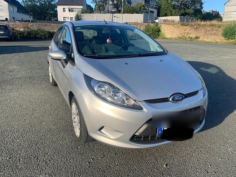 Silber Gebraucht 2009 Ford Fiesta Kleinwagen | 3.850 € - Bild 1/4