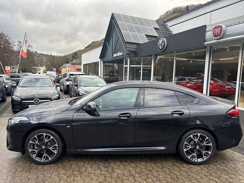 Gebraucht BMW 220 Sport Line 163 PS (119 kW) 2025 Black sapphire metallic (metallic) Limousine