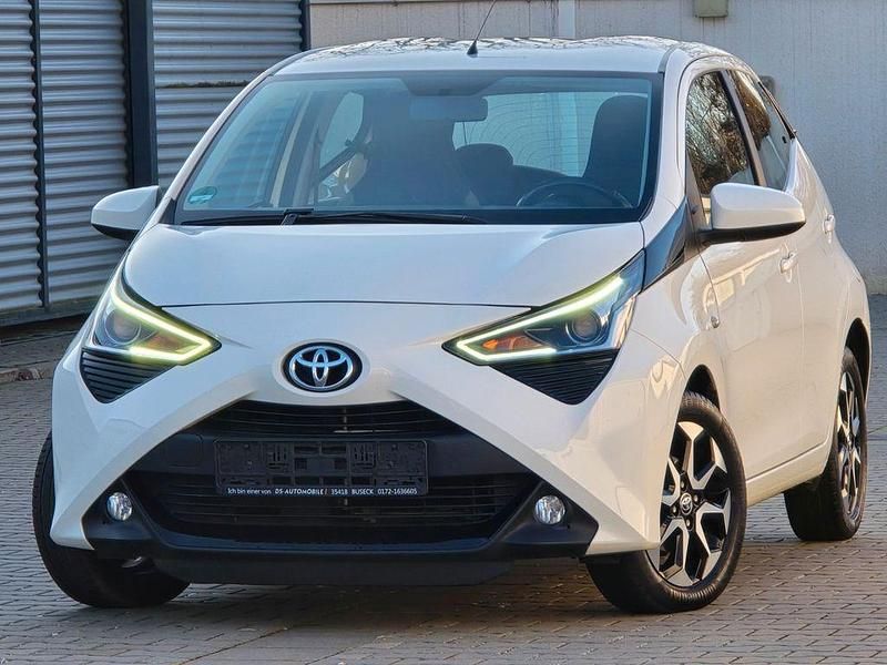 Weiß Gebraucht 2019 Toyota Aygo X-play Kleinwagen | 8.390 € (Fairer Preis) - Bild 1/2