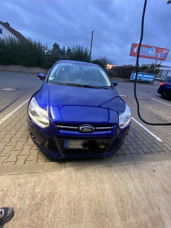 Blau Gebraucht 2014 Ford Focus Limousine | 9.000 € (Teuer) - Bild 1/4