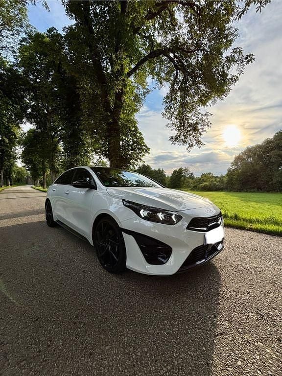 Weiß Gebraucht 2024 Kia ProCeed GT-Line Kleinwagen | 28.900 € (Fairer Preis) - Bild 1/4