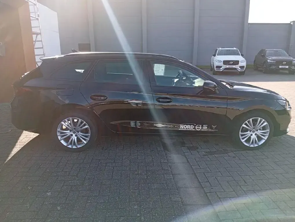 Używany Seat Leon Style 150 KM (110 kW) 2024 Czarny Sedan/Limuzyna