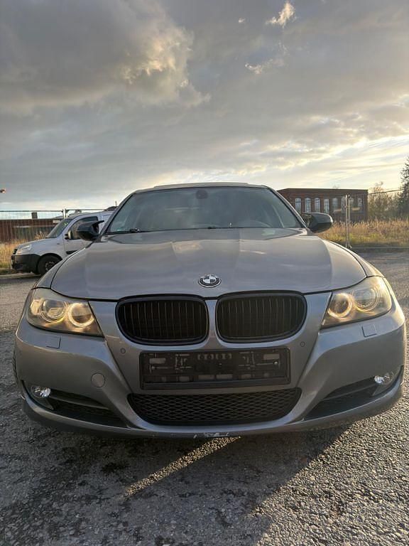 Gebraucht BMW 318 143 PS (105 kW) 2009 Grau Limousine
