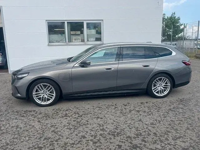 Gebraucht BMW 530e Sport Line 374 PS (275 kW) 2025 Grau Kombi