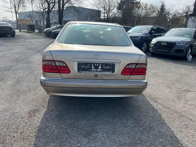 Gebraucht Mercedes E240 Elegance 170 PS (125 kW) 2000 Braun Limousine