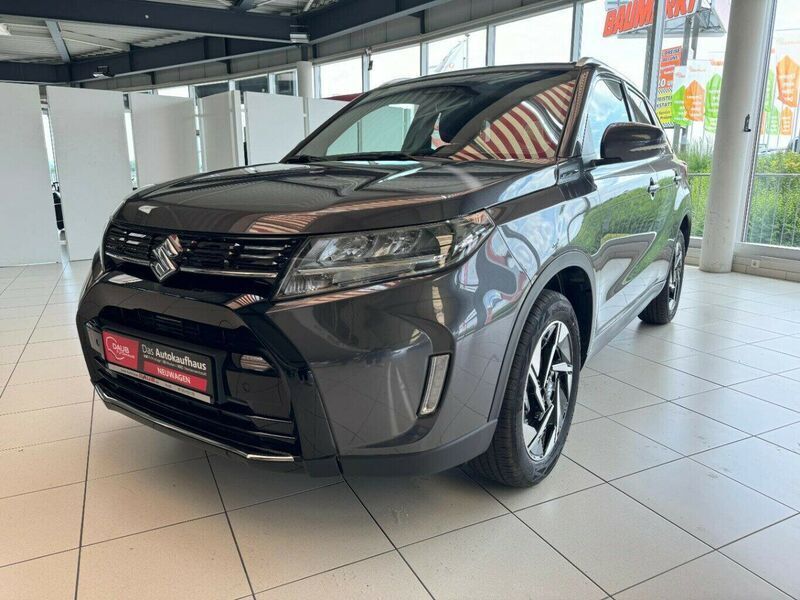 Titan dark gray met (grau) Gebraucht 2024 Suzuki Vitara Comfort+ SUV | 26.290 € (Teuer) - Bild 1/4