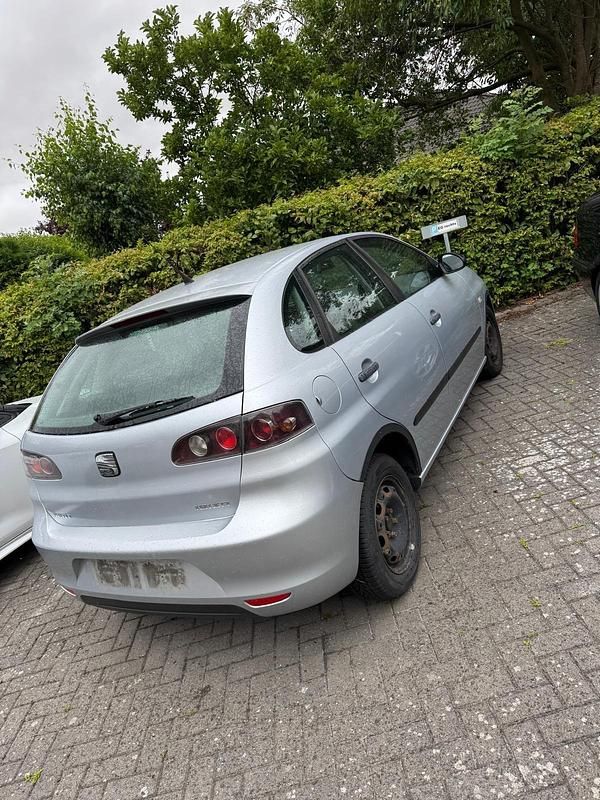 Silber Gebraucht 2004 Seat Ibiza Limousine | 800 € (Fairer Preis) - Bild 1/2
