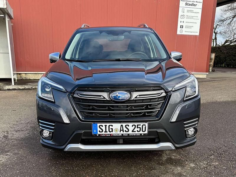 Magnetite gray Gebraucht 2024 Subaru Forester Comfort SUV | 37.999 € (Fairer Preis) - Bild 1/4