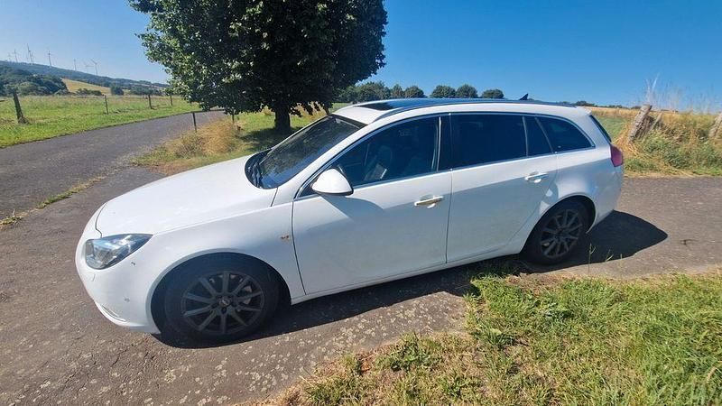 Weiß Gebraucht 2010 Opel Insignia Kombi | 3.500 € (Superpreis) - Bild 1/4