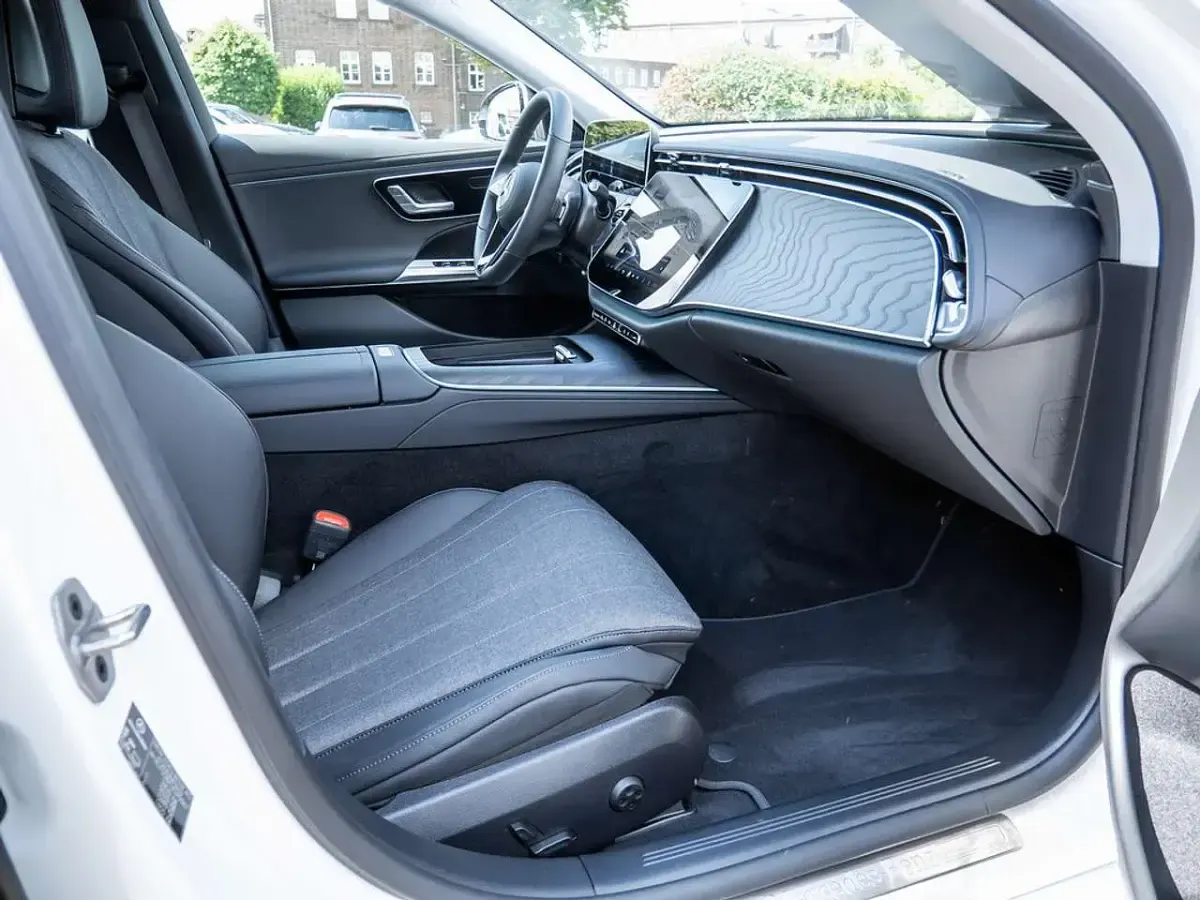 Gebraucht Mercedes E300 Advanced 204 PS (150 kW) 2025 Weiß Limousine