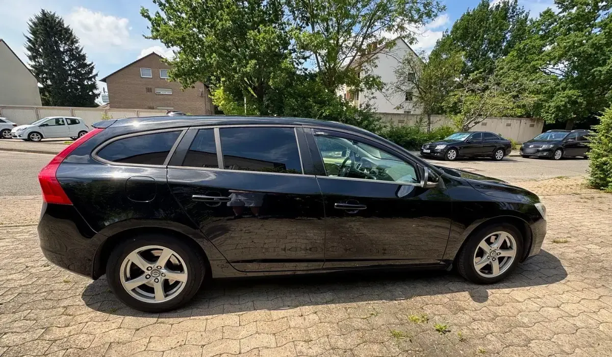 Gebraucht Volvo V60 Kinetic 181 PS (133 kW) 2014 Schwarz Kombi