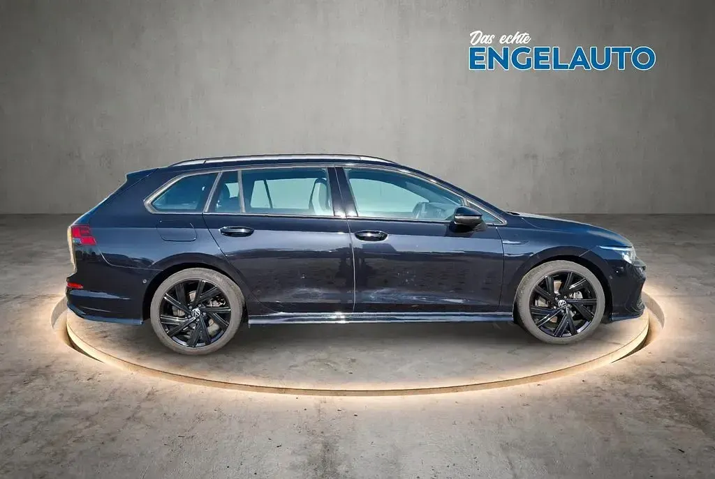 Gebraucht VW Golf VIII R-line 150 PS (110 kW) 2022 Deep black Kombi