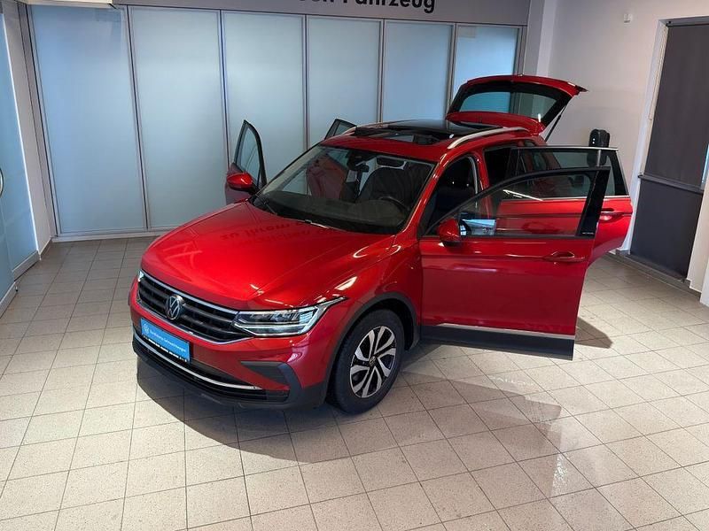 Gebraucht VW Tiguan Active 150 PS (110 kW) 2021 Rot SUV
