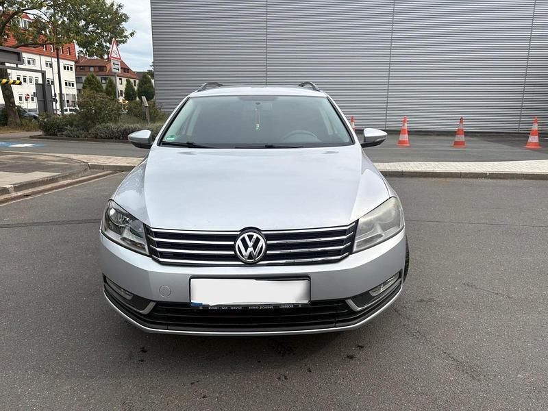 Silber Gebraucht 2011 VW Passat Kombi | 3.999 € (Guter Preis) - Bild 1/4