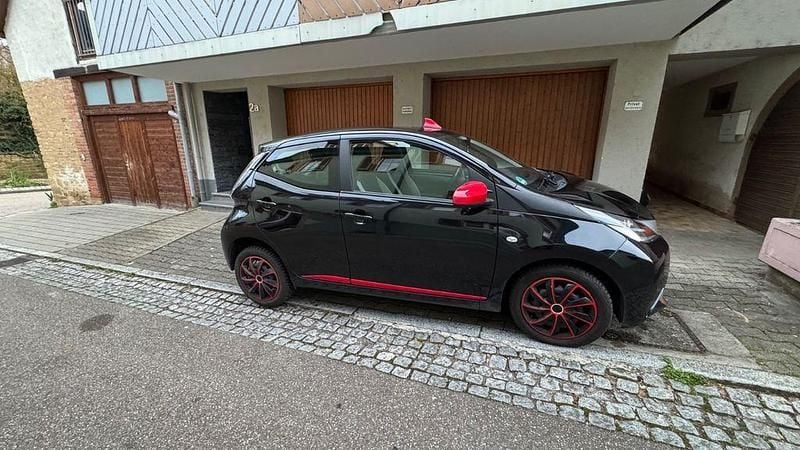 Gebraucht Toyota Aygo 69 PS (50 kW) 2017 Schwarz Kleinwagen