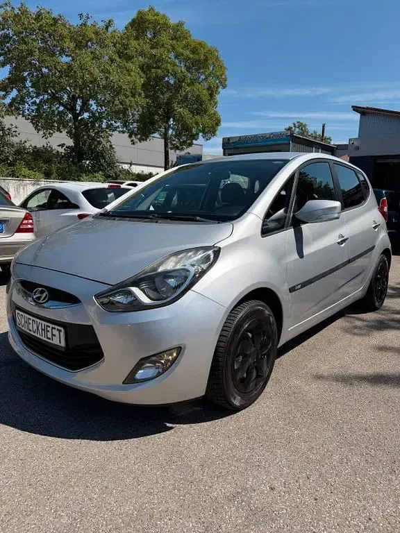 Gebraucht Hyundai ix20 Classic 90 PS (66 kW) 2012 Silber Kleinwagen