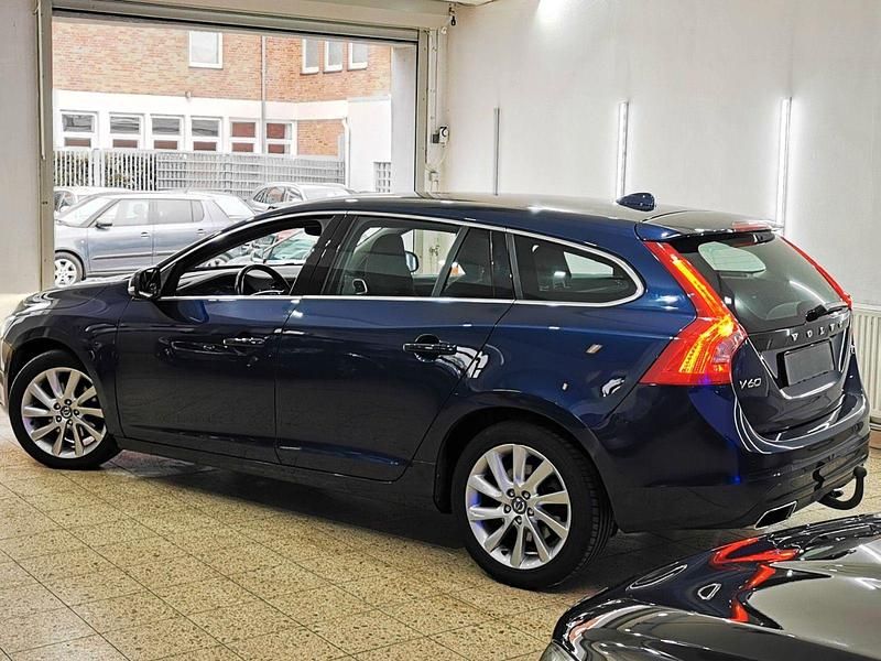 Gebraucht Volvo V60 Momentum 181 PS (133 kW) 2014 Blau Kombi